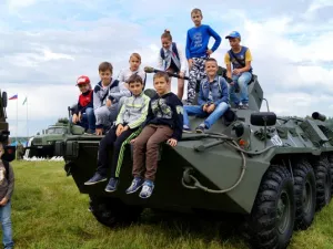 Школьники из Новзавидово на выставке бронитехники. Нашествие 2016