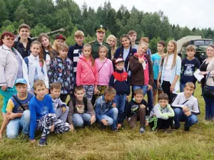 Школьники из Новзавидово на выставке бронитехники. Нашествие 2016