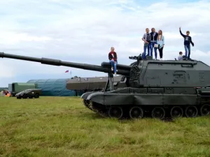 Школьники из Новзавидово на выставке бронитехники. Нашествие 2016
