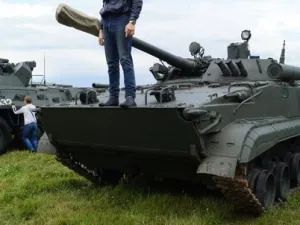 Школьники из Новзавидово на выставке бронитехники. Нашествие 2016