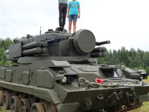Школьники из Новзавидово на выставке бронитехники. Нашествие 2016