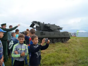 Школьники из Новзавидово на выставке бронитехники. Нашествие 2016