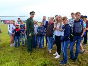 Школьники из Новзавидово на выставке бронитехники. Нашествие 2016