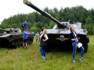 Школьники из Новзавидово на выставке бронитехники. Нашествие 2016
