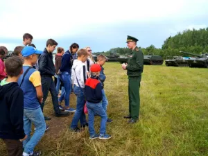 Школьники из Новзавидово на выставке бронитехники. Нашествие 2016