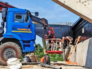 Продолжается строительство моста. Август 2026