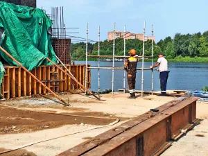 Продолжается строительство моста. Август 2026