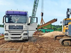 Продолжается строительство моста. Август 2026