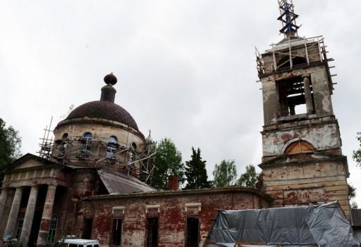 В праздник Святой Троицы в деревне Крутец воздвигли крест на куполе храма Троицы Животворящей image 1