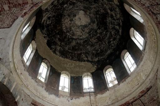 В праздник Святой Троицы в деревне Крутец воздвигли крест на куполе храма Троицы Животворящей image 2