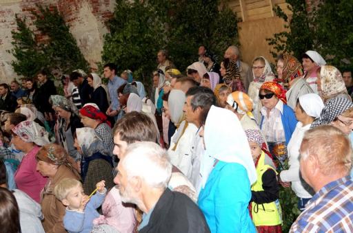 В праздник Святой Троицы в деревне Крутец воздвигли крест на куполе храма Троицы Животворящей image 4