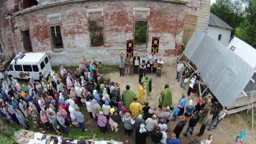 В праздник Святой Троицы в деревне Крутец воздвигли крест на куполе храма Троицы Животворящей image 7