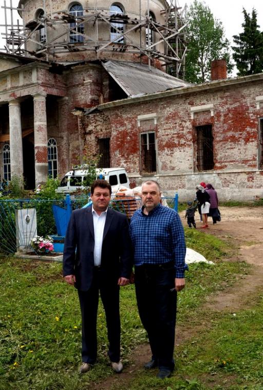 В праздник Святой Троицы в деревне Крутец воздвигли крест на куполе храма Троицы Животворящей image 9