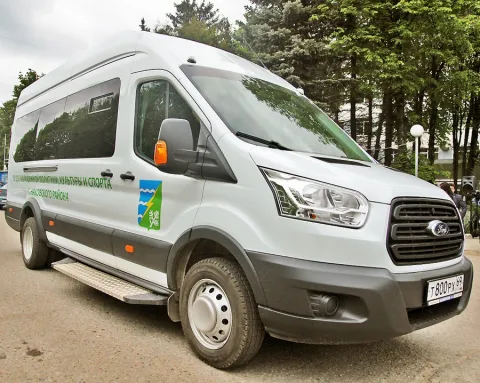 Состоялась торжественная передача нового автобуса районным молодежным организациям. Май 2016 год.