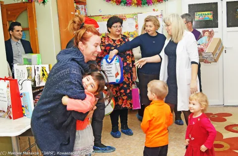 В Конаковском доме ребенка представители "Нашего радио" и организаторы "Нашествия" подарили детям новогодние подарки.