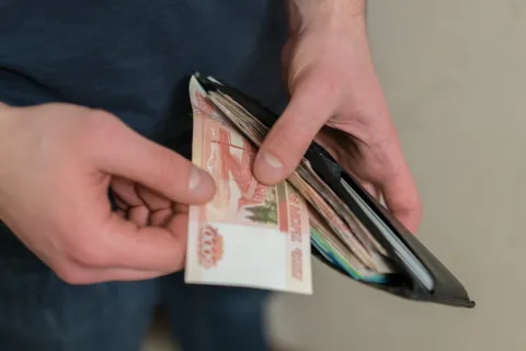 Кошелек с деньгами