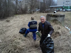 Сотрудники администрации вышли на субботник 30 апреля 2013г.