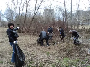 Сотрудники администрации вышли на субботник 30 апреля 2013г.