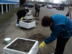 Сотрудники администрации вышли на субботник 30 апреля 2013г.