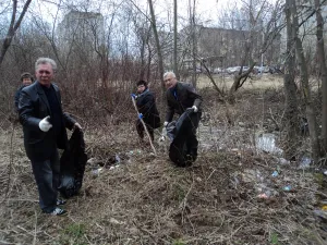 Сотрудники администрации вышли на субботник 30 апреля 2013г.