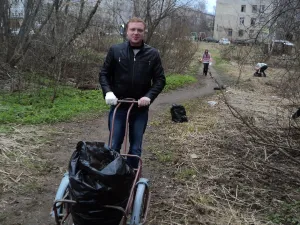 Сотрудники администрации вышли на субботник 30 апреля 2013г.