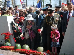День Победы. Шествие. Митинг в Комсомольском сквере. 9 Мая 2015 года.