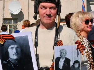 День Победы. Шествие. Митинг в Комсомольском сквере. 9 Мая 2015 года.
