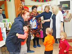В Конаковском доме ребенка представители "Нашего радио" и организаторы "Нашествия" подарили детям новогодние подарки.