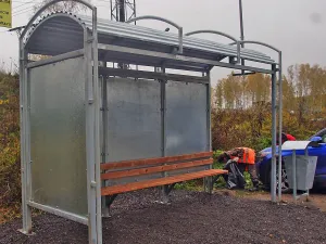 На дубненской паромной переправе установлен новый остановочный павильон. Октябрь 2024